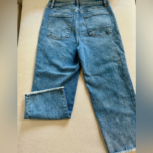 Chico’s High Rise Straight Leg Crop Denim Frayed Hem Size 8 Like NEW - Picture 4 of 8